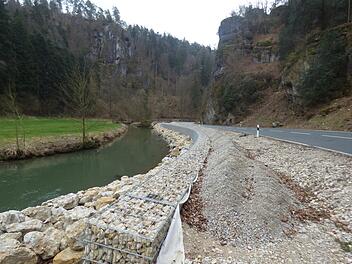 Ähnliche massive Stützbauwerke wie aktuell schon bei Rabeneck nach  der Mühle Krautblatter werden auch zwischen Doos und Behringersmühle an der  Wiesent nötig sein, um den Geh- und Radweg zu bauen.  Foto: Thomas  Weichert