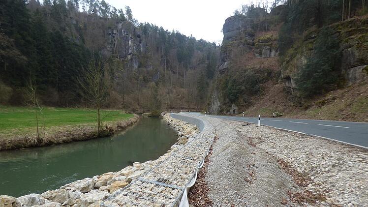 Ähnliche massive Stützbauwerke wie aktuell schon bei Rabeneck nach  der Mühle Krautblatter werden auch zwischen Doos und Behringersmühle an der  Wiesent nötig sein, um den Geh- und Radweg zu bauen.  Foto: Thomas  Weichert