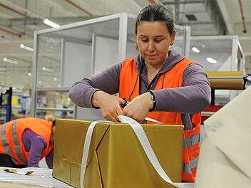 Amazon plant ein neues Verteilzentrum in Nürnberg, bei Forchheim entsteht ein Logistikzentrum. Symbolfoto: Jan-Philipp Strobel/dpa