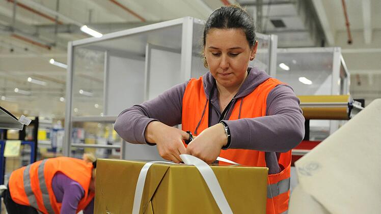 Amazon plant ein neues Verteilzentrum in Nürnberg, bei Forchheim entsteht ein Logistikzentrum. Symbolfoto: Jan-Philipp Strobel/dpa
