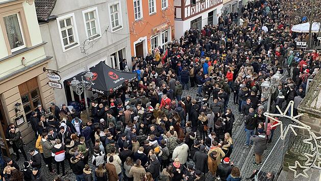 Der "Heilige Fr&uuml;hschoppen" lockt Tausende in die Obere Stadt. Foto: Sonny Adam