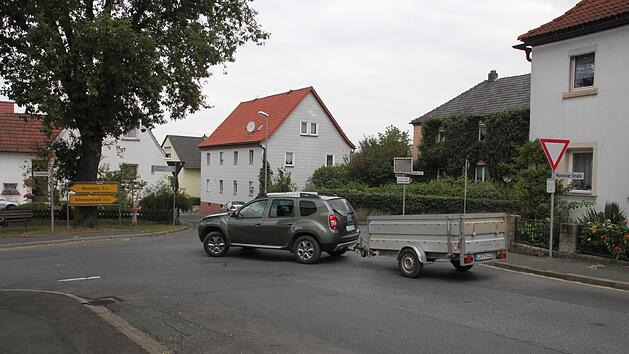 Wegen Sperrung der B 289 wird ab Mitte Oktober der Verkehr &uuml;ber Maineck und Baiersdorf umgeleitet. In Baiersdorf wird an der Kreuzung Mainecker Stra&szlig;e und Forststra&szlig;e eine Ampel errichtet, um Probleme im gestiegenen Begegnungsverkehr zu vermeiden.  Foto: Stephan St&ouml;ckel