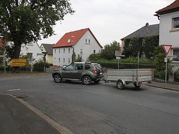 Wegen Sperrung der B 289 wird ab Mitte Oktober der Verkehr über Maineck und Baiersdorf umgeleitet. In Baiersdorf wird an der Kreuzung Mainecker Straße und Forststraße eine Ampel errichtet, um Probleme im gestiegenen Begegnungsverkehr zu vermeiden.  Foto: Stephan Stöckel