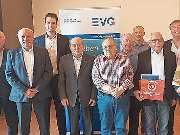 Geballte Solidarität: Die geehrten Gewerkschaftsmitglieder freuen sich über die Ehrung.
