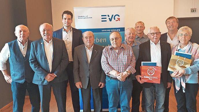 Geballte Solidarität: Die geehrten Gewerkschaftsmitglieder freuen sich über die Ehrung.