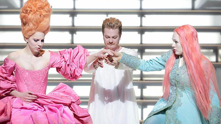 Von links Hanna-Elisabeth Müller (Servilia), Toby Spence (Titus) und Angela Brower (Annio) im 1. Akt