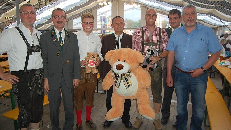 Bei der Siegerehrung, von links: Jürgen Heeb (Sportverband Coburg), Oberschützenmeister Hans-Herbert Hartan, Drittplatzierter Max Forkel, Sieger Harald Goch, Zweitplatzierter Michael Geyer, Erster Schützenmeister Stefan Stahl und OB Norbert Tessmer.
