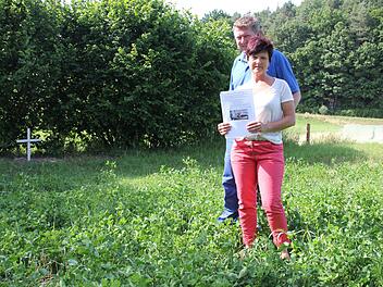 Hier lag der Hund begraben: Karin Müller und Roland Söldner am Grab von "Lucky", am Rand des Ackers, wo er erschossen wurde.Archivfoto: R. Kestel