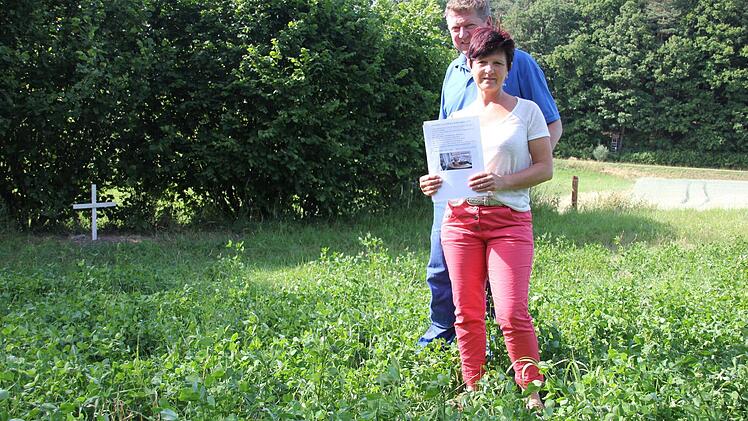 Hier lag der Hund begraben: Karin Müller und Roland Söldner am Grab von "Lucky", am Rand des Ackers, wo er erschossen wurde.Archivfoto: R. Kestel