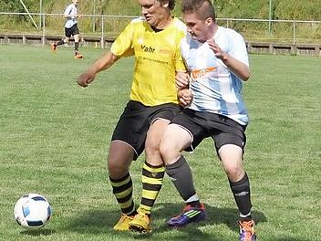 Zum Wiederauftakt in der Kreisklasse 4 treffen am 12. M&auml;rz unter anderem der FC Burggrub und der TSV Gundelsdorf aufeinander. Das Hinspiel ging deutlich mit 4:1 an die Gr&uuml;ber. Foto: Archiv/Herbert Kalb