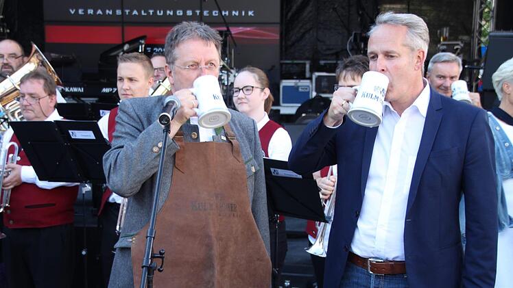 Ob Henry Schramm (links) und Markus Stodden, Chef der Kulmbacher Brauerei, genießen den ersten Schluck Bier.  Foto: Andreas Schmitt