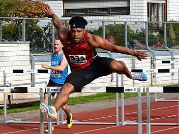 TSHler Adrian Taylor  testete beim Jedermann-Zehnkampf  seine Qualitäten in den Wurf- und Sprung-Disziplinen.  Er kam zur Erkenntnis, dass er bei Sprint und Hürdenlauf besser aufgehoben ist. Fotos: herzopress