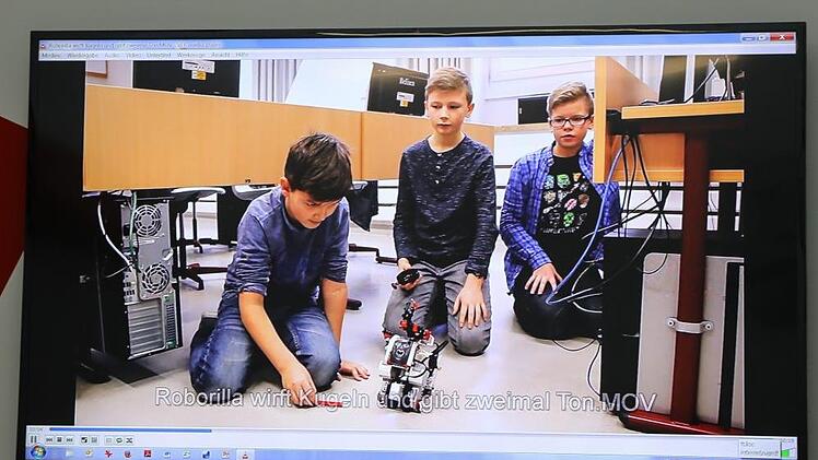 Technisch versiert sind Justus, Louis und David: Die Sechstklässler am Gymnasium Alexandrinum befassen sich zwar erst seit kurzem  mit Robotik,  haben ihrem "Roborilla" aber schon tolle Tricks beigebracht. Foto: Barbara Herbst