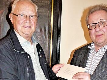 Oskar Eichner (links) und Pfarrer Peter Ahrens  Foto: Werner Reißaus