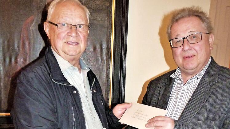 Oskar Eichner (links) und Pfarrer Peter Ahrens  Foto: Werner Reißaus
