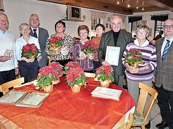 Die Vergabe der Einzelhauspreise und Vereinsehrungen standen im Mittelpunkt der Jahreshauptversammlung des Gartenbauvereins Fölschnitz-Kauerndorf. Unser Bild zeigt (von links) Werner und Gabriele Weber, Vorsitzenden Peter Woerfel, Petra Gogolok, Liesel Wagner, Zweite Vorsitzende Barbara Semlinger, Fritz Unkauf, Sigrid Schubert und Bürgermeister Stephan Heckel-Michel. Foto: Werner Reißaus