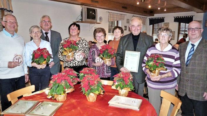 Die Vergabe der Einzelhauspreise und Vereinsehrungen standen im Mittelpunkt der Jahreshauptversammlung des Gartenbauvereins Fölschnitz-Kauerndorf. Unser Bild zeigt (von links) Werner und Gabriele Weber, Vorsitzenden Peter Woerfel, Petra Gogolok, Liesel Wagner, Zweite Vorsitzende Barbara Semlinger, Fritz Unkauf, Sigrid Schubert und Bürgermeister Stephan Heckel-Michel. Foto: Werner Reißaus