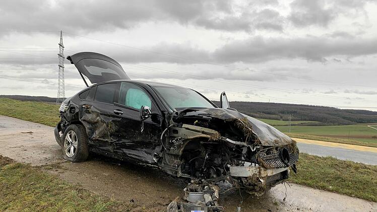 Bei einem Unfall in Unterfranken sind am Montag zwei Menschen schwer verletzt worden. Foto: NEWS5 /Höfig