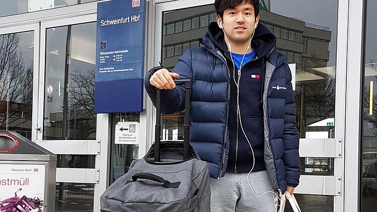 Mizuki Oikawa am Schweinfurter Bahnhof: Es war seine letzte Abreise als Spieler des TSV Bad Königshofen.  Foto: Rudi Dümpert