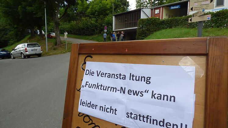 Das Landratsamt Forchheim hatte das Treffen der Funkmastgegner am geplanten  Funkmaststandort neben dem Höhenschwimmbad in Gößweinstein untersagt. Foto: Thomas Weichert