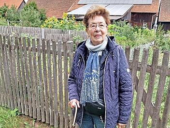 Vor den Schöpfengärten: Frau Knecht staunte über die Blüten- und Pflanzenpracht.