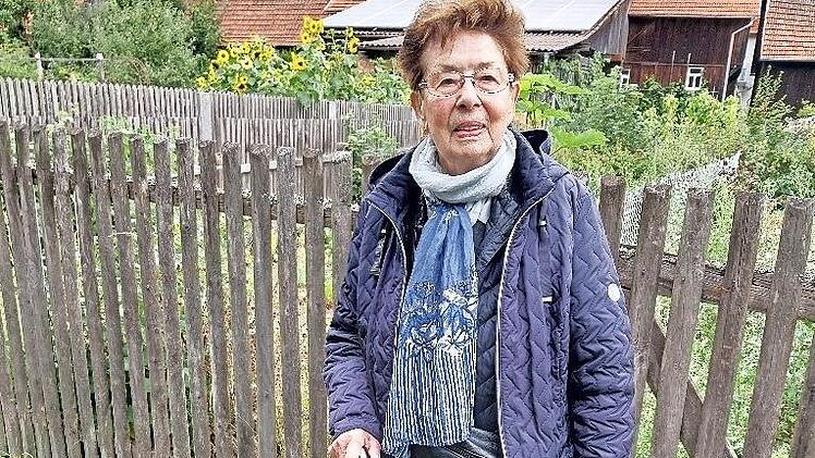 Vor den Schöpfengärten: Frau Knecht staunte über die Blüten- und Pflanzenpracht.