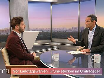 Moderator Mitri Sirin (rechts) wies Felix Banaszak auf die Umfragewerte der Gr&uuml;nen hin.