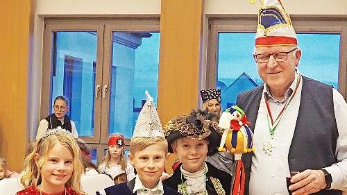 Das Hirschaider Kinderprinzenpaar Ria I. und Jonah I. mit ihrem Hofmarschall Theo strahlten mit Hirschaids B&uuml;rgermeister Klaus Homann um die Wette, nachdem das Rathaus vom Hirschaider Narrenvolk gest&uuml;rmt wurde.