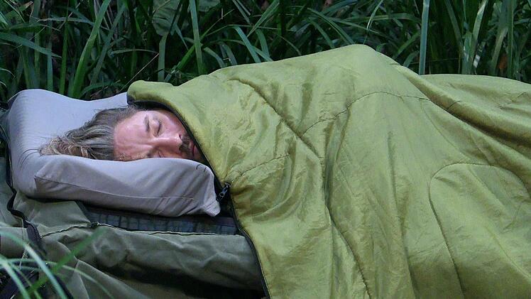 Nach seinem Sturz klagt Gil zwar &uuml;ber "Sch&auml;delweh". Doch die Schmerzen k&ouml;nnen auch aus einer anderen Richtung kommen. Ariel greift ihn schnell wieder hart an.