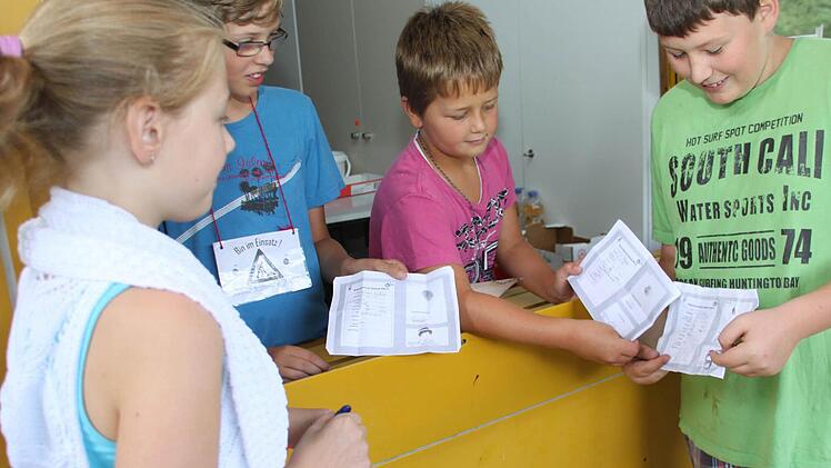 Damit alles läuft, kontrolliert Saskia die Ausweise aller Stadtbewohner - Ordnung muss sein.