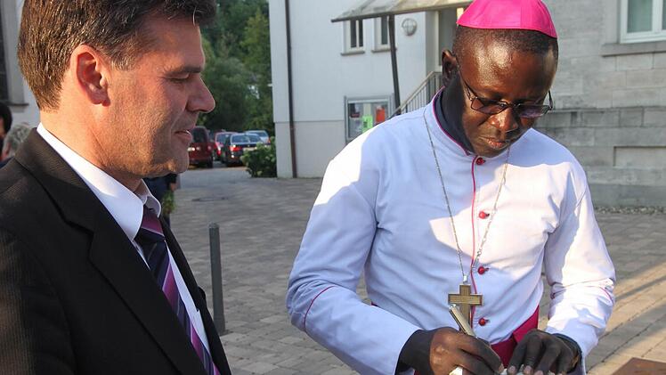 Andre Gueye war natürlich in zehn Jahren schon öfters in Kirchaich als Urlaubspriester. Jetzt als Bischof schrieb er sich gerne in das Goldene Buch der Gemeinde Oberaurach ein. Fotos: Günther Geiling