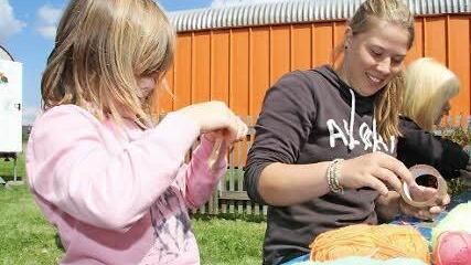 Mit einem ganz einfachen Trick kann Anna-Maite Böhm (6) ganz alleine ein Armband aus Wolle knüpfen. Wie das geht, hat sie unter der Anleitung von Lena Bullmann gelernt.
