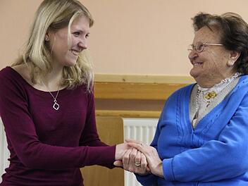 Julia Böhner mit Seniorin Maria: Sich zuhören, die Hände halten und Gemeinsames erleben: Die Kameradschaft nutzt allen Generationen. Foto: Katharina Müller-Sanke