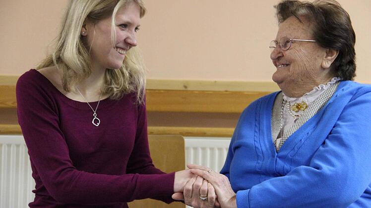 Julia Böhner mit Seniorin Maria: Sich zuhören, die Hände halten und Gemeinsames erleben: Die Kameradschaft nutzt allen Generationen. Foto: Katharina Müller-Sanke
