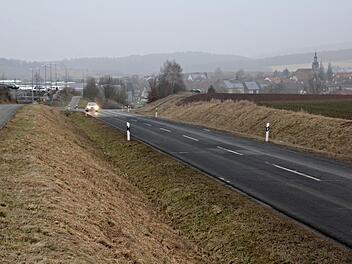 Die Kreisstraße HAS 52, hier im Hintergrund Memmelsdorf, wird bis zur Einfahrt des Parkplatzes der Firma Rösler ausgebaut. Deshalb wird die Strecke zwischen Untermerzbach und Memmelsdorf von April bis Juli dieses Jahres voll gesperrt. Foto: Helmut Will