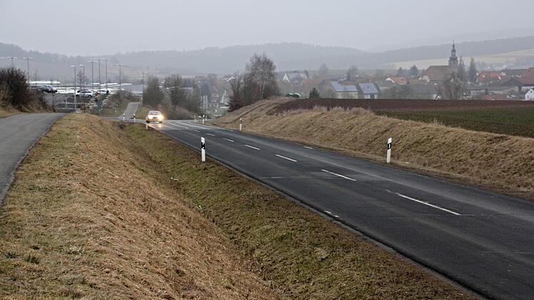 Die Kreisstraße HAS 52, hier im Hintergrund Memmelsdorf, wird bis zur Einfahrt des Parkplatzes der Firma Rösler ausgebaut. Deshalb wird die Strecke zwischen Untermerzbach und Memmelsdorf von April bis Juli dieses Jahres voll gesperrt. Foto: Helmut Will