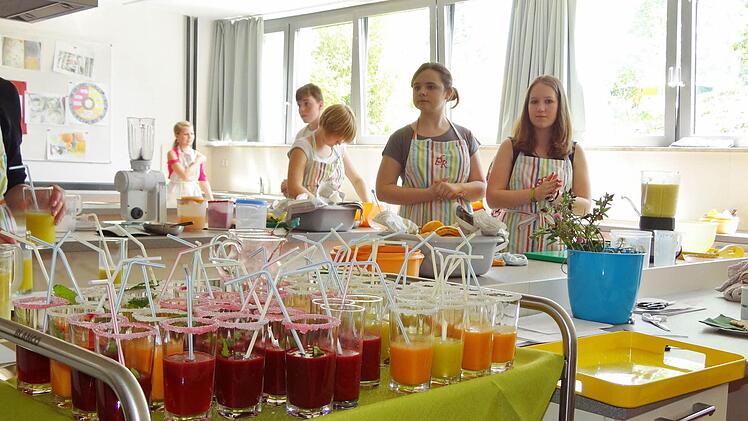 Leckere Smothies stellten die jungen "Küchenfeen" zusammen mit Fachlehrerin Brigitte Fenkner her.