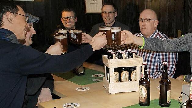 Mit dem "Pr&ouml;lsdorfer Urstoff" sto&szlig;en die Pr&ouml;lsdorfer, der Schirmherr des Jubil&auml;ums, B&uuml;rgermeister Matthias B&auml;uerlein (Dritter von rechts), und der Weiherer Braumeister Roland Kundm&uuml;ller (Vierter von rechts) auf ein Gelingen der 900-Jahr-Feier im August an. F&uuml;r die Pr&ouml;lsdorfer heben das Glas in der Runde, von links: Johannes Raab und Heiko Oppelt sowie (von rechts) Frank Schilling und Bertold Moser.