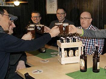 Mit dem "Prölsdorfer Urstoff" stoßen die Prölsdorfer, der Schirmherr des Jubiläums, Bürgermeister Matthias Bäuerlein (Dritter von rechts), und der Weiherer Braumeister Roland Kundmüller (Vierter von rechts) auf ein Gelingen der 900-Jahr-Feier im August an. Für die Prölsdorfer heben das Glas in der Runde, von links: Johannes Raab und Heiko Oppelt sowie (von rechts) Frank Schilling und Bertold Moser.