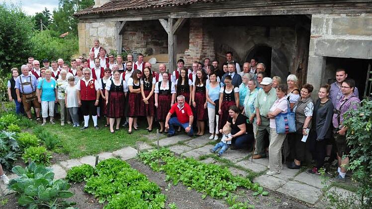 Die Kraisdorfer Gruppe vor dem ehemaligen Brauhaus aus Kraisdorf, das seit zwanzig Jahren im Freilandmuseum Bad Windsheim steht.