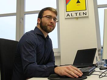 Alexander Thorwirth an seinem Arbeitsplatz. Er machte die bundesweit beste Abschlussprüfung als Fachinformatiker. Fotos: Simone Bastian