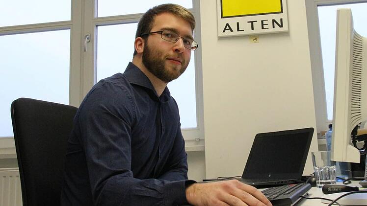 Alexander Thorwirth an seinem Arbeitsplatz. Er machte die bundesweit beste Abschlussprüfung als Fachinformatiker. Fotos: Simone Bastian