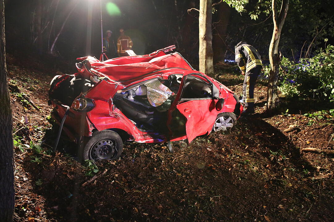 Auto überschlägt sich ab B289 bei Kauerndorf