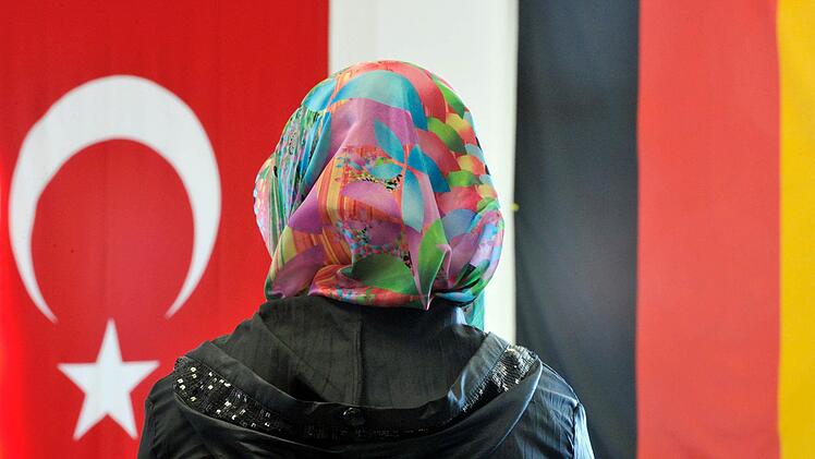Ein muslimischer Feiertag in Deutschland - das sorgt für hitzige Diskussionen. Boris Roessler, dpa