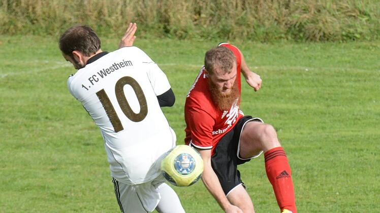 Mit dem Rücken zum Ball hat Westheims Tobias Pfister schlechte Karten im Duell mit dem Schlimpfhofer Tobias Kapitz.ssp