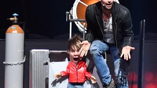 Kleine Brüder müssen viel aushalten: Andreas Ehrlich hat Chris erst auf Zwergenformat geschrumpft - dann wird er auf der Streckbank (oben) wieder zurechtgezogen, bevor er gut gelaunt und bei einem kleinen Feuerwerk wieder tanzt. Die rund 5000 Zuschauer in der ausverkauften Brose Arena hatten alle einen guten Blick auf die Show. Der "Durchblick" fehlte trotzdem den meisten bei den vielen "Faszinationen". Fotos: Ronald Rinklef