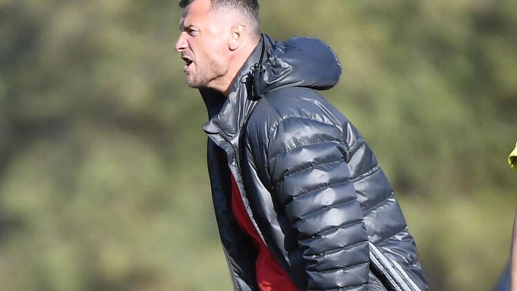 Rocketman: Fußballtrainer Florim Nreci (SC Oesdorf) hebt gleich ab. Foto: Sportfoto Zink