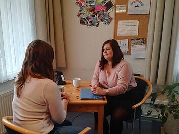 Im Frauenhaus nehmen sich die Mitarbeiterinnen (hier: Natalie Mozzo, rechts) Zeit für Beratungsgespräche. Frauenhaus Coburg