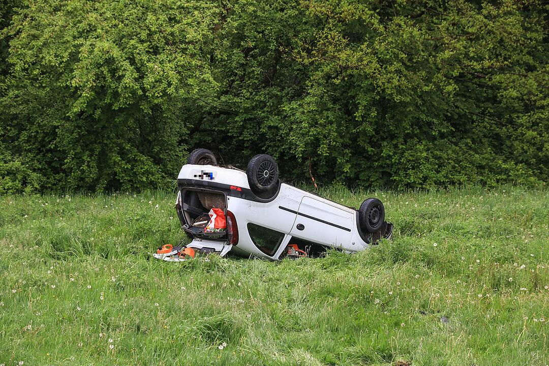 Nach 15-Meter-Flug: Corsa landet auf Dach in Wiese