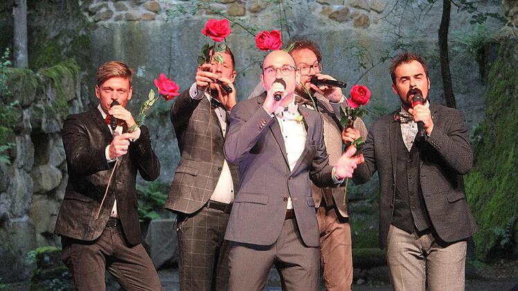 Seit 20 Jahren stehen "Viva Voce" auf der Bühne: Wer kann da schon widerstehen, wenn die fünf Männer mit roten Rosen kommen.  Foto: Sonny Adam
